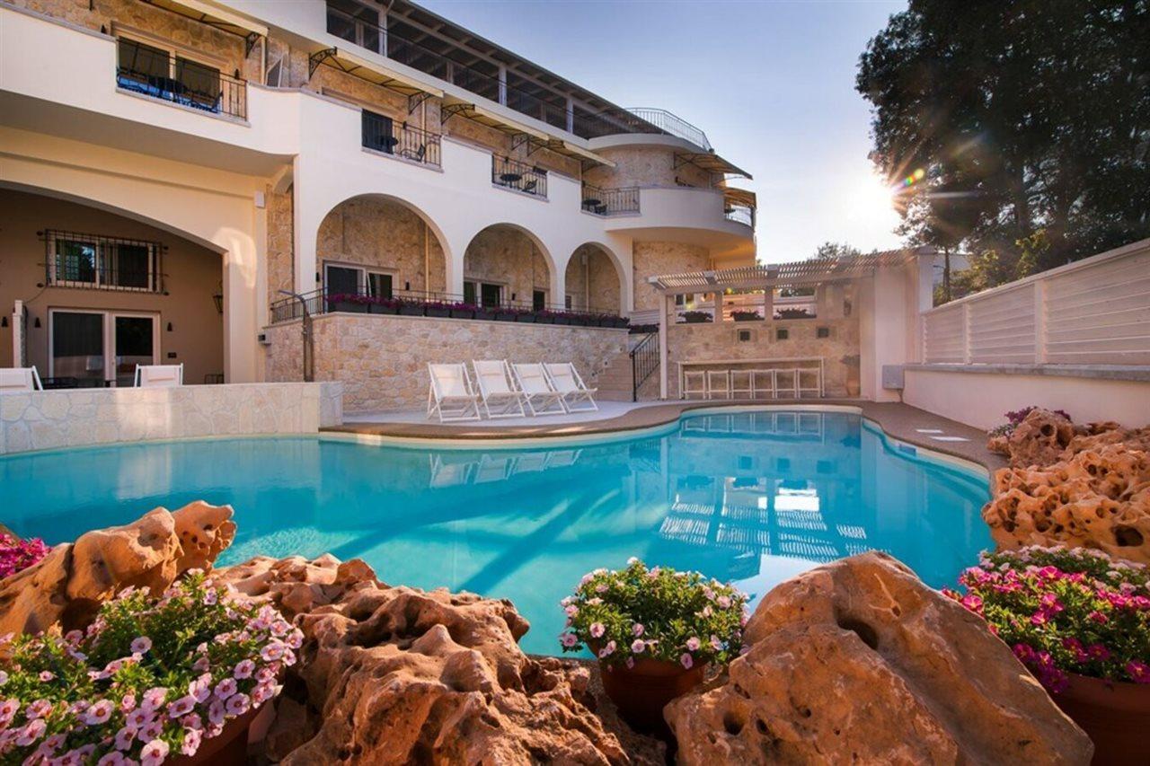 Neikos Mediterraneo Luxury Suites Ханиоти Екстериор снимка