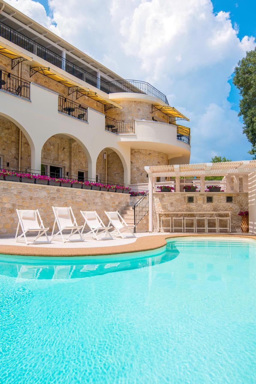 Neikos Mediterraneo Luxury Suites Ханиоти Екстериор снимка