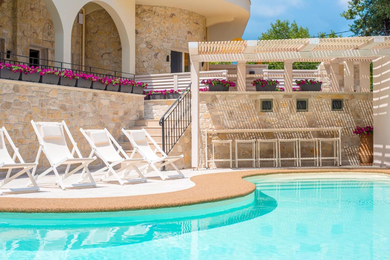 Neikos Mediterraneo Luxury Suites Ханиоти Екстериор снимка