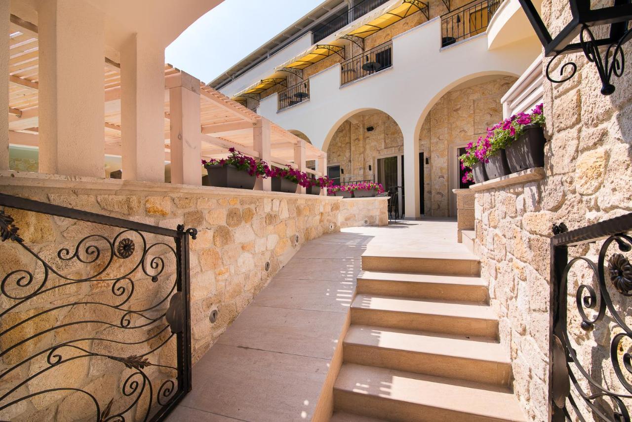 Neikos Mediterraneo Luxury Suites Ханиоти Екстериор снимка